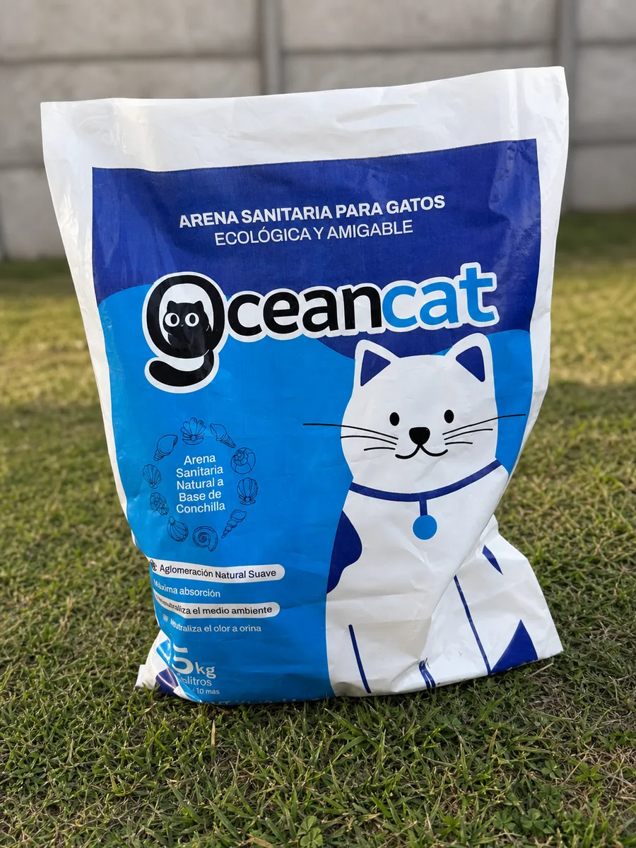 Bolsa real de arena sanitaria OceanCat fotografiada al aire libre